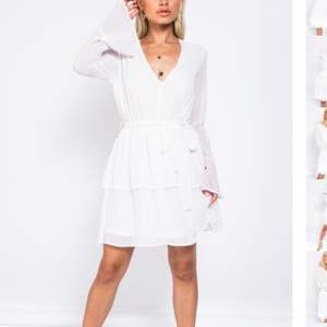 Säljer denna superfina vita klänningen i nyskick som jag endast använt 1 gång. Superfin till studenten💕Storlek xs men passar S-M, den är lös & knyts i midjan. Köpt för 400. Vid intresse skickar jag egna bilder 🌸