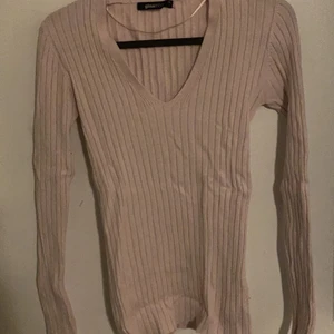 Tröja  - En rosa långärmad tröja från gina tricot i storlek XS, men passa S också. Den har en liten slits på båda ärmarna och v-ringad. 