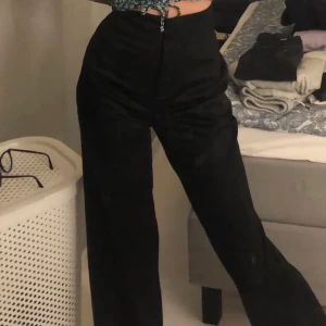 Marlene Birger Kostymbyxor  - Toppskick, går rakt men ändå lite vida. Från Marlene Birger, köpta för ca 2500kr är nästan nyskick, säljer för 500 strl 32 motsvarar Xxs 