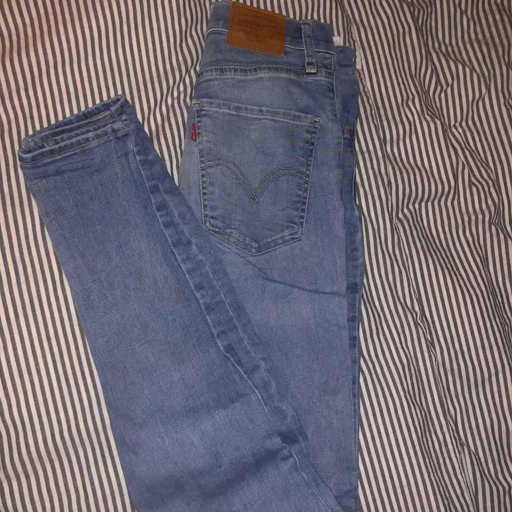 (Lånad bild) Uttvättad blå, mile high super skinny  jeans från Levis. Änvänd några gånger men är i fint och fräsch skick. Säljer dem för att de är för stor på mig. Stl 27w 32L, lite långa på mig (169cm). Köpte för 1100kr, säljer för 350kr+fraktkostnaden.🥰. Jeans & Byxor.