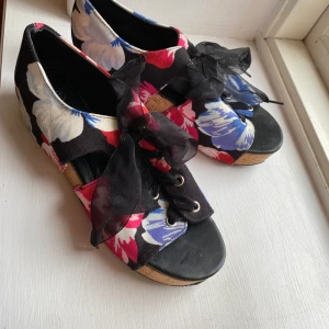 Platåskor med snörning storlek 36 - Platsandaler med snörning, sparsamt använda. Sulan är i kork. Köparen står för frakt 