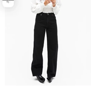 Ett par snygga raka jeans - Nu säljer jag mina populär raka jeans eftersom dom inte kommer till användning. Har bara använt ett fåtal gånger💗