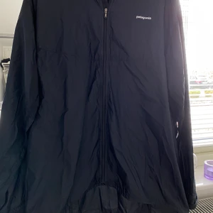 Windbreaker - Säljer en windbreaker från Patagonia. Köpt på asos marketplace. Lite osäker på storleken men en M/L skulle jag säga chansa på. Kan sitta fint på alla beroende på passformen man önskar😊