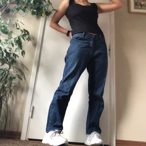 BAGGY JEANS - Säljer mina älskade jeans som jag använt ca 4 ggr från Redgreen. Säljer pga att de är liiiite korta för mig men om man drar ner de så de sitter mer lågmidjat blir de längre (såklart🤪). Jag är 165 och men fortfarande skitsnygga. Säljer för 200kr + frakt. De sitter som storlek 38 och sitter perfekt baggy på mig som brukar ha 36.