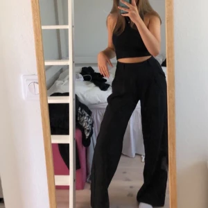 Kostymbyxor  - Sjukt snygga och trendiga svarta kostymbyxor. Går att justera midjan bad vid två knappar. Perfekt oversized passform utan att se för stora ut. 