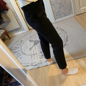 Kostymbyxor - Säljer mina jättefina kostymbyxor från H&M i strl 38! De är använda en gång och helt slutsålda på hemsidan!🥰 