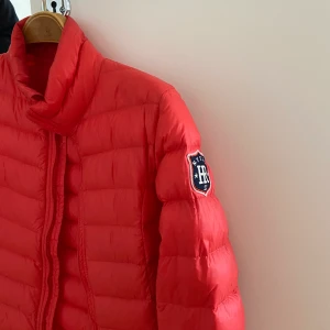 Röd jacka - Stl 164 men passar XS, frakt tillkommer