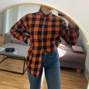 Rutig orange/svart skjorta från Carlings (STAY) - Rutig oversize skjorta köpt på Carlings av märket STAY, i storlek L. Har fickor. Relativt tunn och lätt i tyget. Behöver strykas för att den inte ska bli skrynklig, om en önskar det. I gott skick. Köparen står för frakten som tillkommer 💌