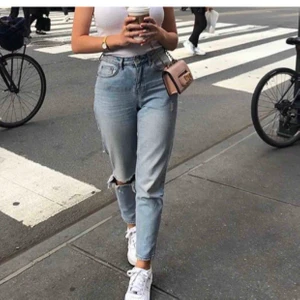 Topshop jeans - Säljer mina snygga jeans med hål på knät från topshop köpta på plick. Säljer pga för små för mig. Bra skick riktigt snygga. Topshop MOTO Bleach Rip Mom Jeans I waist 26. Passar bra på mig som är 165 cm lång. 65-67 cm i midjan. Kontakta för frågor eller fler bilder! Köpare står för frakt. Bud startar på 100kr. Lånade bilder från personen jag köpte av!