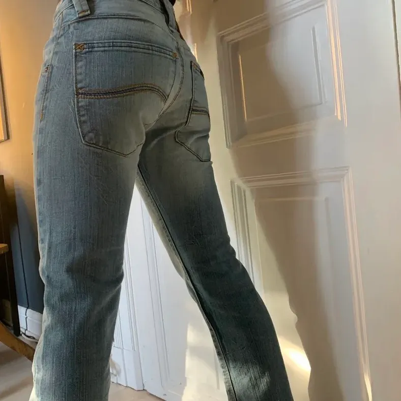 Ett par skittsnygga jeans som jag säljer pågrund av att dem är för små för mig. Det är min kompis på bilden som använder sig av xs.. Jeans & Byxor.
