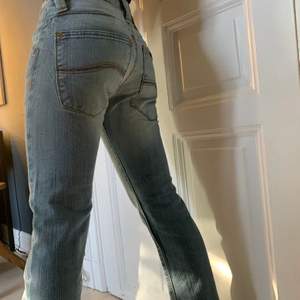 Ett par skittsnygga jeans som jag säljer pågrund av att dem är för små för mig. Det är min kompis på bilden som använder sig av xs.