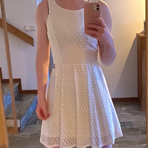 Studentklänning - Fin vit klänning från Only med fint beskuren rygg i brodyr/spets. Använd endast en gång/nyskick. Storlek 36. 200 kr eller bud! Köparen står för frakt. 