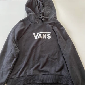 Vans hoodie  - Fint skick på tröjan, bara använd ett par gånger. Nypris 700 men går ner till 600, köpt på junkyard.