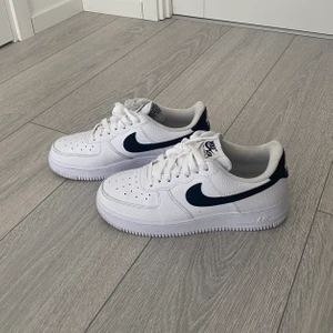 Nike air force 1 - Skor ifrån Nike, storlek 40, bra skick, använda 2 gånger, köparen står för frakten, kontakta mig vid intresse💓