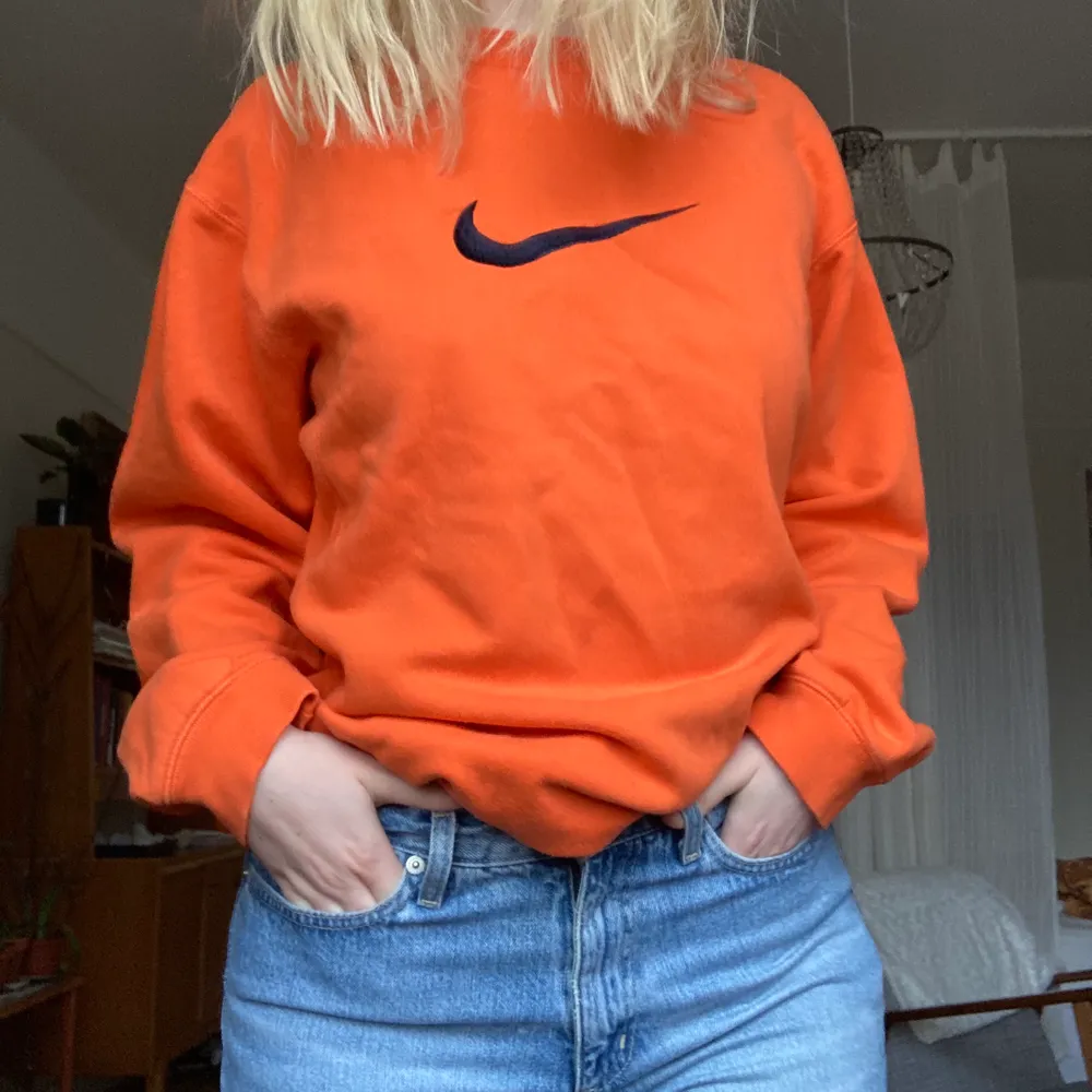 Orange Nike sweatshirt, märkt i barnstorlek med XL men passar mig som är en S. Otroligt mjuk och skön. Enda defekten är en liten fettfläck i storlek av en fingertopp. Skriv vid fler frågor! . Tröjor & Koftor.