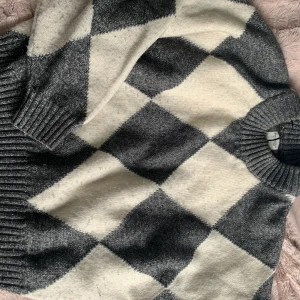 Stickad tröja från HM strl M - Fint skick, använd typ 1 gång. Passar S och XS om den ska sitta lite lösare