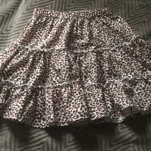 Kjol - En leopardmönstrad kjol i stl s