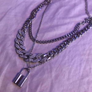 Halsband - Ett halsband med 3 kedjor. Tillhörande armband finns om så önskas.