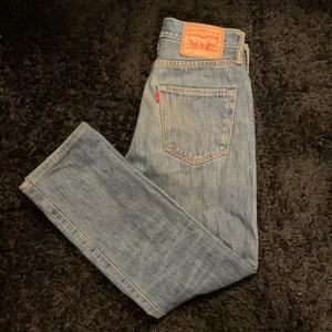 Levis 501 - As nice levis jeans som jag tyvär har växt ur. Dom är i storlek 28,32 men upp sydda till 30. Snygga både på tjejer och killar. Buda gärna!💯