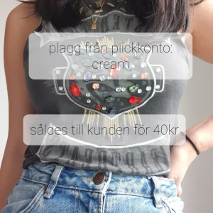 Utsmyckad topp - En topp utsmyckad med nitar, kristaller etc💎🖤  (vissa lossnat över tid därav det låga priset)