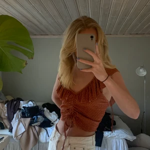 Topp från Zara - Jättegullig topp från Zara, använd ca 2-3 gånger! Köparen betalar frakten🌼✨💗🤠