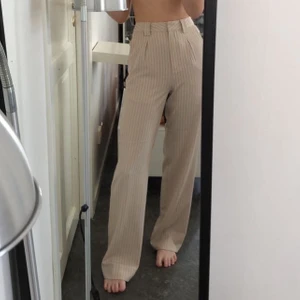 Randiga Kostymbyxor - Randiga kostymbyxor från NA-KD 💕 Dem är i bra skick, just nu slutsålda i denna storleken. Hör av dig vid intresse 🤍