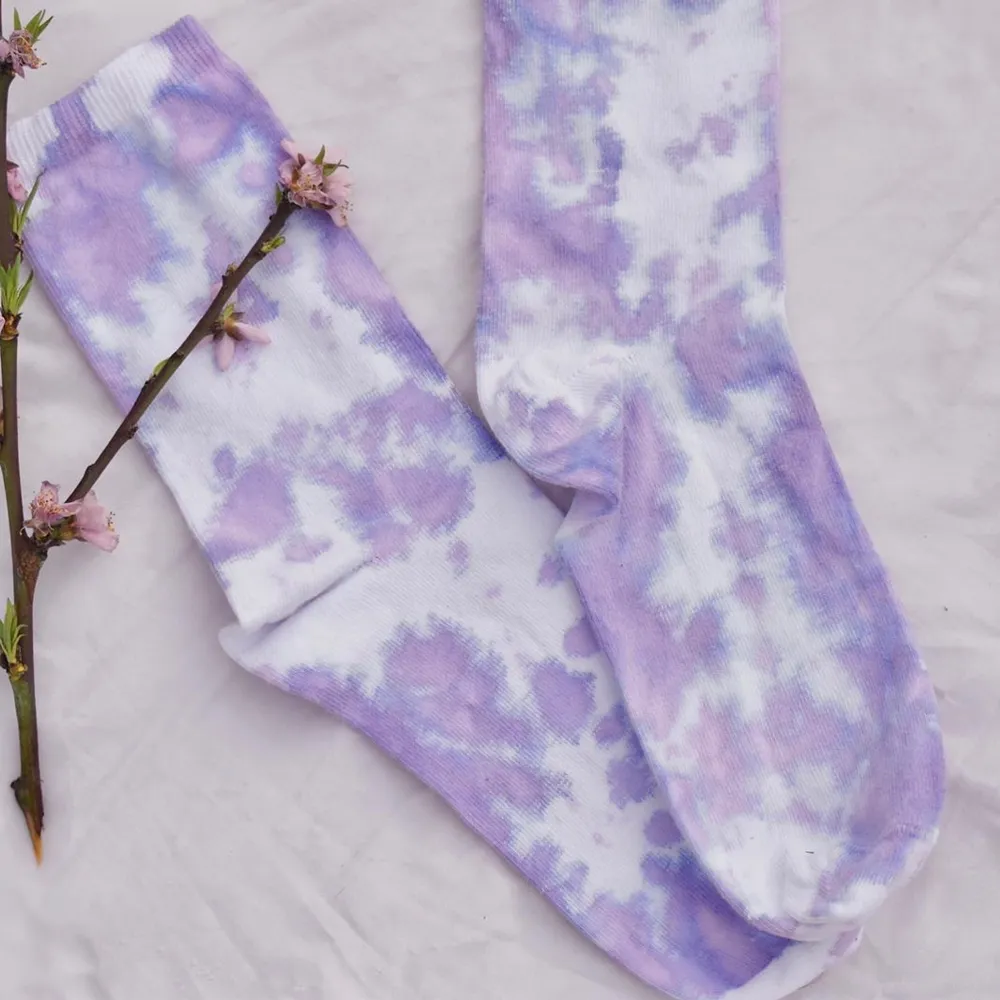 Lila snygga tiedye strumpor som gör din outfit mer unik och roligare🥰 Frakt tillkommer💜 . Accessoarer.