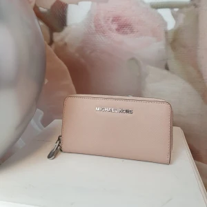 Helt ny Michael kors plånbok  - Helt ny plånbok köpt för 2000kr. Säljer den för ingen användning. 