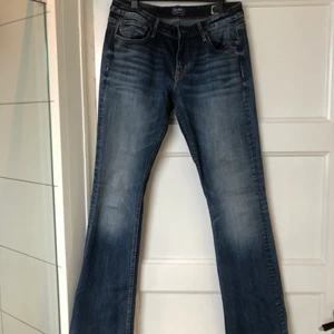Lågmidjade bootcutjeans (peepboot) - Supersnygga bootcutjeans i bra material. Hållbart, stretchigt och mjukt. Säljer för att de är försmå. Stl 32/33 så passar dig som är lite längre (jag är 171cm) och har lite mindre lår. Jag har M/L/40 på vanliga jeans. Köpare står för frakt. Skriv för mer bilder.
