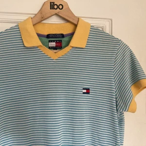 Sommarklänning fr Tommy Hilfiger - Fantastiskt fin ”tennis”-klänning från Tommy Hilfiger. Superbra skick, har använts väldigt lite. 