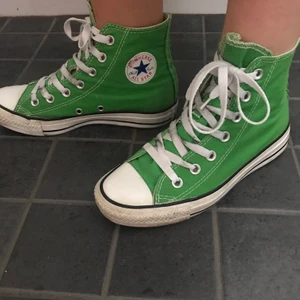 Converse gröna - Skitsnygga gröna converse, som är för tajta för mig😭 (jag har vanligtvis 37/38) loggan är lite utsuddad. Skriv jättegärna för fler bilder eller frågor.❤️🧚 kan mötas i borlänge/falun/säter eller frakta ig samt skicka bilder på paket å allt innan betalning. Buda gärna i kommentarerna