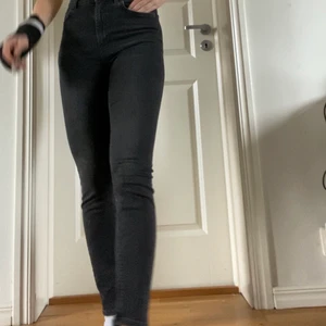 Jeans  - Svart/gråa jeans från & Other Stories. Storlek S. Säljer för att de blivit för små... men jättesnygga och sitter skitbra, väldigt mjukt material. Säljer för 200kr eller högsta bud.
