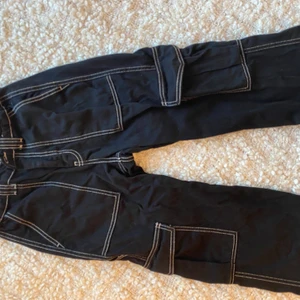 Urban Outfitters byxor, small - Super snygga ”snickarbyxor” från Urban. Sparsamt använda och är i nytt skick!! Är töjjbara i midjan.