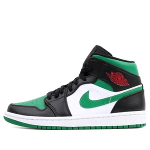 Nike Air Jordan 1 Mid Basketball Shoes/Sneakers - Säljer mina Jordans 1 mid, jätte bra skick och endast använda ett par gånger! Storlek 40 men de är små i storleken så de sitter jätte bar på mig som har 38/39! Lägsta bud på 1000kr💥💥🖤