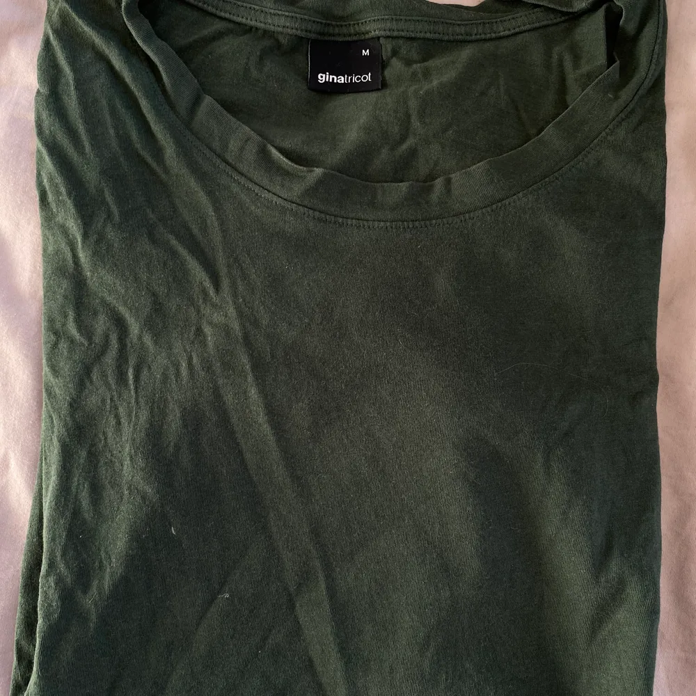 Grön vanlig tshirt från ginatricot | strl M | frakt tillkommer. T-shirts.