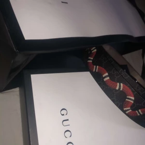 Guccibälte nytt äkta (unisex) - Bältet är äkta och beställdes från guccis hemsida i början på sommaren 2020. Bältet är precis som nytt. Passar både kvinna och man storlek 90.