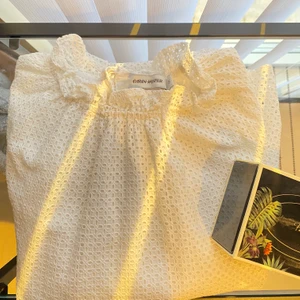 Blus från Carin Wester - En söt blus från Carin Wester som är i fint skick! Väldigt skön och fin till sommaren 🤍🤍 frakt tillkommer på 66kr💝