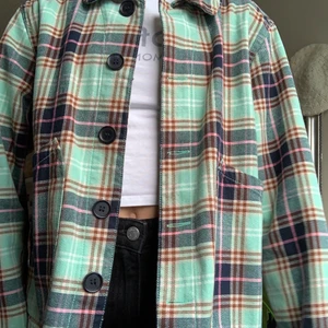 Kofta - Så fin rutig ”kofta” från monki, nästintill oanvänd 💕 kan användas som tunnare jacka under våren och sommaren 😋 budgivning om fler är intresserade (sänker priset till 75+frakt) 👍