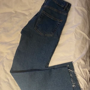 Mörkblå straight leg  - Knappt använda. Straight leg från hm 