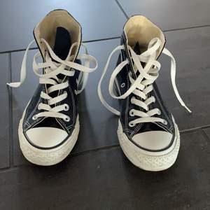 Säljer dessa svarta höga converse som endast är använda 2 gånger. Inget tecken på slitage förutom ens märket på höger skon. Verkligen perfekt trendiga skor till våren🌷💗. Conversen är i storlek 36 och nypris: 749 kr 