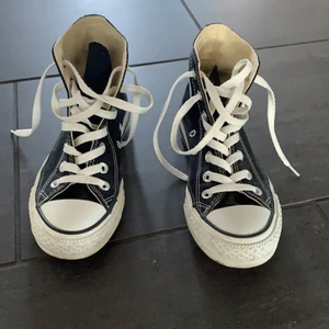 Svarta converse  - Säljer dessa svarta höga converse som endast är använda 2 gånger. Inget tecken på slitage förutom ens märket på höger skon. Verkligen perfekt trendiga skor till våren🌷💗. Conversen är i storlek 36 och nypris: 749 kr 