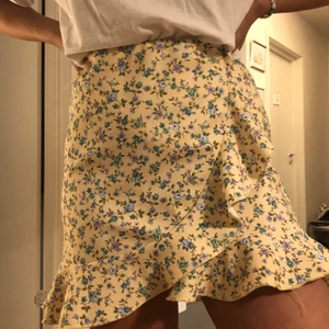 blommig kjol - blommig kjol från nelly i strl S 🤍 har en till bild på min sida när jag som är M bär den, här är det en person i strl XS/S som bär den 💓 buda i kommentarerna från 100kr 