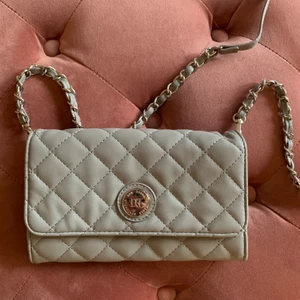 Don Donna - Axelremsväska - Superfin clutch som nästan aldrig är använd!