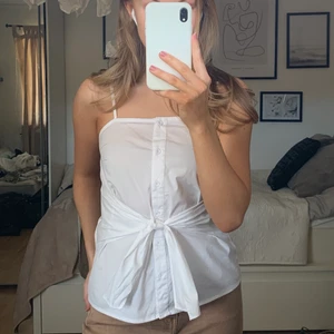 Topp Nakd - Söt topp från Nakd i skjort-material i storlek 34, använd vid ett par få tillfällen men är i fint skick! Köparen står för frakten💕