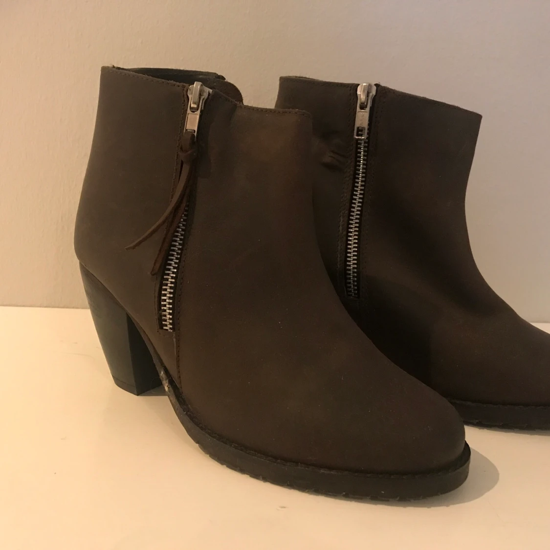 Bruna högklackade stövletter i stl 37