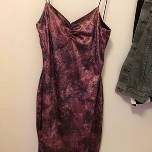 New girl order klänning  - Galaxy aktigt mönstrad klänning i bra skick som sitter tajt. Lite sönder på en bandet.