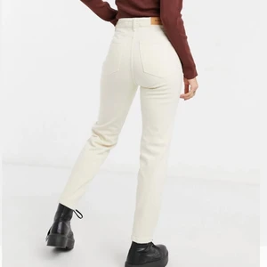 Smala mom jeans med stretch  - Säljer ett par beigea smala mom jeans med stretch. Köpta på Asos men är från märket Stradivarius. Använda ett fåtal gånger. Går till ankeln på mig som är 167. Köparen står för frakt. 
