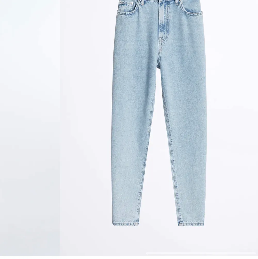 Jättefina mom jeans från Gina tricot som inte kommer till anvädning, använda fåtal gånger så i fint skick. Skulle säga att storlekarna är ganska små.. Jeans & Byxor.