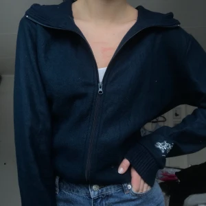 Tröja - Skön fleecetröja som aldrig kommit till användning så är i fint skick. Har något slags blommönster båda armarna (bild 2)❤️ frakt tillkommer 