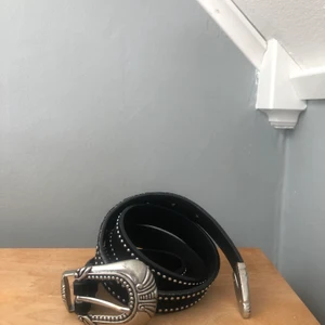 Vintage-Bälte - För den som är intresserad av kläder & vintage fashion. Denna bälte säljes då den bara ligger i klädskåpet och inte kommer till användning. Strl. Passar både S-M kan göra fler hål! Frakt tillkommer. 